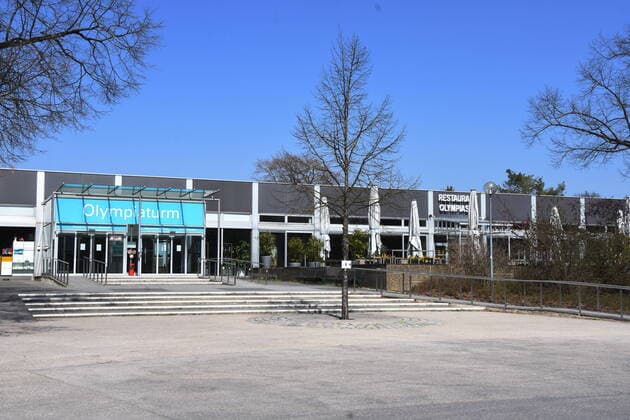 Wegen Corona Virus -Geschlossener Olympiaturm und Restaurant im Olympiapark Muenchen 08.04.20 Muenchen