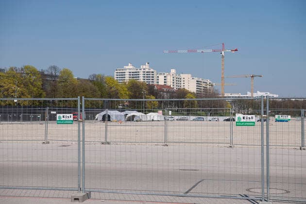 Muenchen, Theresienwiese mi Zelten fuer den Corana Schnelltest