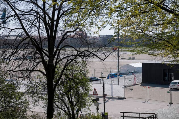 Muenchen, Theresienwiese mi Zelten fuer den Corana Schnelltest