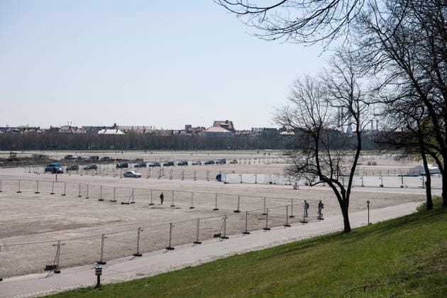 Muenchen, Theresienwiese mi Zelten fuer den Corana Schnelltest
