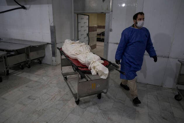 April 8, 2020, Tehran, Iran: Morticians wash and prepare the dead bodies of the new coronavirus (COVID-19) victims to burial at Behesht-e Zahra Cemetery in southern Tehran, Iran. Media reported that Iran is one of the most affected by pandemic COVID-19 disease caused by the SARS-CoV-2 coronavirus. The trajectory of coronavirus infections in Iran appears to have started a gradual downward trend, the government said, but it warned the disease is far from being under control. According to the latest reports by the Iranian Ministry of Health, over 3,900 people have died from the coronavirus infection throughout the country. Tehran Iran - ZUMAf146 20200408_zip_f146_011 Copyright: xRouzbehxFouladix