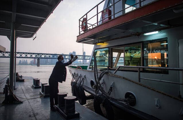 News Bilder des Tages (200408) -- WUHAN, April 8, 2020 -- A staff member makes preparations before the departure of a ferry in Wuhan, central China s Hubei Province, April 8, 2020. Wuhan restored its operation of ferries from Wednesday, with the Wuhan Yangtze River ferry company having reopened its two ship routes. Wuhan, the megacity in central China, lifted outbound travel restrictions from Wednesday after almost 11 weeks of lockdown to stem the spread of COVID-19. ) CHINA-HUBEI-WUHAN-FERRY-RESTORATION (CN) XiaoxYijiu 