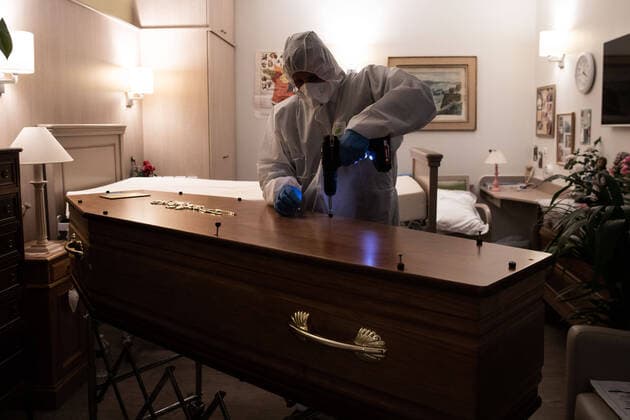 Paris, France, April 7, 2020 - Report inside the Santilly Funeral Home, which is currently facing the Coronavirus epidemic (Covid-19) - In the bedroom of a retirement home, two undertakers recover the body of a Coronavirus victim.  Copyright: xAlexisxSciardx