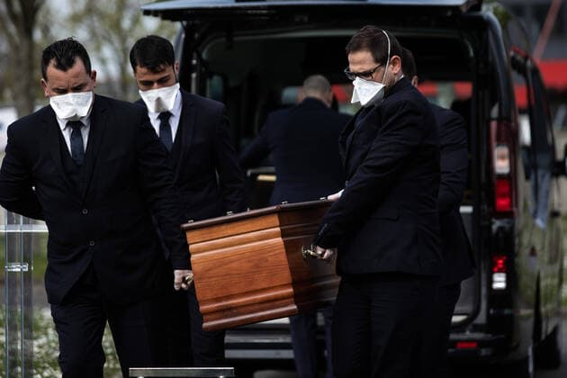 Paris, France, April 7, 2020 - Report inside the Santilly Funeral Home, which is currently facing the Coronavirus epidemic (Covid-19) - Burial at the Blanc-Mesnil cemetery of a Coronavirus victim in the presence of only two family members.  Copyright: xAlexisxSciardx