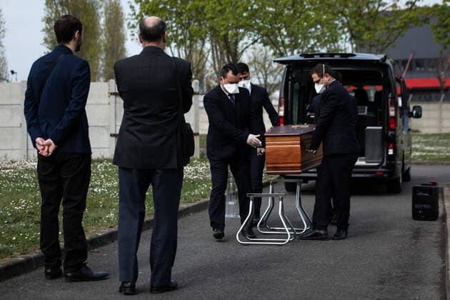 Paris, France, April 7, 2020 - Report inside the Santilly Funeral Home, which is currently facing the Coronavirus epidemic (Covid-19) - Burial at the Blanc-Mesnil cemetery of a Coronavirus victim in the presence of only two family members.  Copyright: xAlexisxSciardx