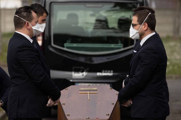 Paris, France, April 7, 2020 - Report inside the Santilly Funeral Home, which is currently facing the Coronavirus epidemic (Covid-19) - Burial at the Blanc-Mesnil cemetery of a Coronavirus victim in the presence of only two family members.  Copyright: xAlexisxSciardx
