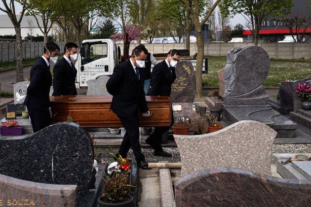 Paris, France, April 7, 2020 - Report inside the Santilly Funeral Home, which is currently facing the Coronavirus epidemic (Covid-19) - Burial at the Blanc-Mesnil cemetery of a Coronavirus victim in the presence of only two family members.  Copyright: xAlexisxSciardx