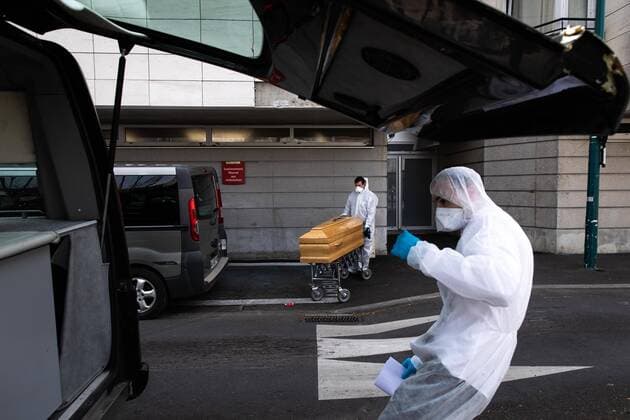 Paris, France, April 7, 2020 - Report inside the Santilly Funeral Home, which is currently facing the Coronavirus epidemic (Covid-19) - Two funeral home attendants just recovered the body of a coronavirus victim from a nursing home.  Copyright: xAlexisxSciardx
