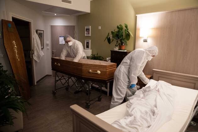 Paris, France, April 7, 2020 - Report inside the Santilly Funeral Home, which is currently facing the Coronavirus epidemic (Covid-19) - In the bedroom of a retirement home, two undertakers recover the body of a Coronavirus victim.  Copyright: xAlexisxSciardx