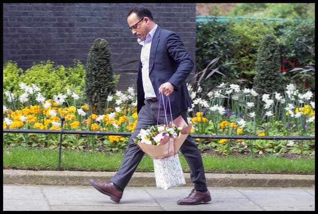 . 08 04 2020. London, United Kingdom. Coronavirus Briefing In Downing Street. Flowers are delivered to Downing Street.  xMartynxWheatleyx xi-Imagesx IIM-21002-0010