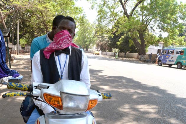 Un motocycliste Malien se protegant du coronavirus avec un foulard dans une rue de Bamako, le 05 Avril 2021. Le Mali a enregistre a ce jour: 45 cas confirmÃ s, 3 morts et 1 guerison. Le gouvernement malien a instaure depuis le 26 mars 2020 un couvre-feu de 21 h a 5h A Malian motorcyclist protecting himself from the coronavirus with a scarf in a street in Bamako, on April 05, 2021. Mali has so far recorded: 45 confirmed cases, 3 deaths and 1 healing of covid19. The Malian government has implemented a curfew from 9 p.m. to 5 a.m. since March 26, 2020 Bamako Mali Copyright: xAmadouxKeita AfrikimagesxAgencyx