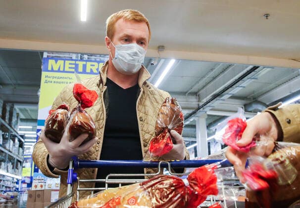 MOSCOW, RUSSIA - APRIL 8, 2020: A volunteer shopping for groceries and basic goods for elderly people in self-isolation amid the COVID-19 coronavirus pandemic. Vyacheslav Prokofyev TASS  TS0D4E39