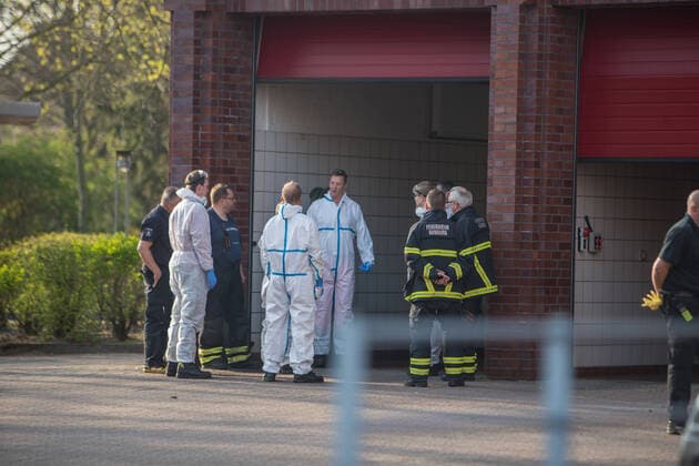 Erneuter Covid-19 Fall bei der Feuerwehr - Nebengebäude der Wache wird Dekontaminiert 08.04.20 - Hamburg: Erneut gibt es einen Covid-19 Verdachtsfall in den eigenen Reihen der Feuerwehr. Diesmal trifft es ein Nebengebäude der Feuer und Rettungswache 21 in Hamburg-Wandsbek. In dem ein Brandreferendar der Feuerwehr der nach einem New-York Urlaub Anfang März trozt negativem Corona test Fieber bekommen hat. Der Betroffene Feuerwehr Mann hatte keinen Kontakt zur Wachabteilung und geht nun in Häusliche Quarantäne in seine Heimatstadt Magdeburg. Die Freiwillige Feuerwehr Bramfeld rückte mit einer Dekontaminationseinheit an um das Feuerwehrgebäude zu Reinigen. Die Reinigungsarbeiten dauerten längere Zeit an. Da es sich bei dem Betroffenen Gebäude um ein Nebengebäude für externe Kräfte der Feuer und Rettungswache Handelt konnte di Copyright: xSebastianxPetersx