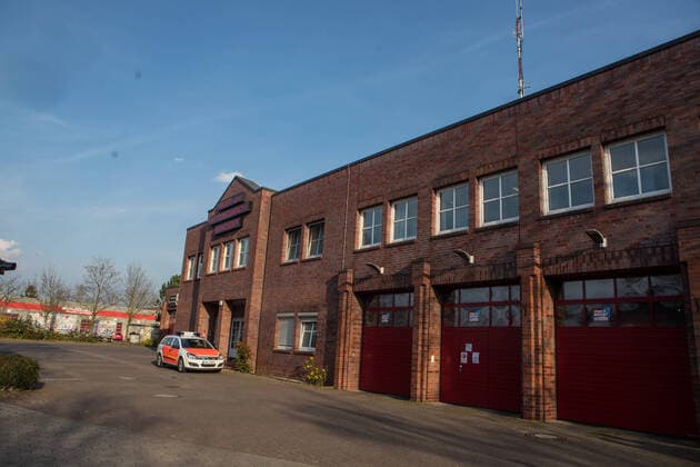 Erneuter Covid-19 Fall bei der Feuerwehr - Nebengebäude der Wache wird Dekontaminiert 08.04.20 - Hamburg: Erneut gibt es einen Covid-19 Verdachtsfall in den eigenen Reihen der Feuerwehr. Diesmal trifft es ein Nebengebäude der Feuer und Rettungswache 21 in Hamburg-Wandsbek. In dem ein Brandreferendar der Feuerwehr der nach einem New-York Urlaub Anfang März trozt negativem Corona test Fieber bekommen hat. Der Betroffene Feuerwehr Mann hatte keinen Kontakt zur Wachabteilung und geht nun in Häusliche Quarantäne in seine Heimatstadt Magdeburg. Die Freiwillige Feuerwehr Bramfeld rückte mit einer Dekontaminationseinheit an um das Feuerwehrgebäude zu Reinigen. Die Reinigungsarbeiten dauerten längere Zeit an. Da es sich bei dem Betroffenen Gebäude um ein Nebengebäude für externe Kräfte der Feuer und Rettungswache Handelt konnte di Copyright: xSebastianxPetersx