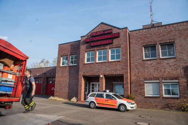 Erneuter Covid-19 Fall bei der Feuerwehr - Nebengebäude der Wache wird Dekontaminiert 08.04.20 - Hamburg: Erneut gibt es einen Covid-19 Verdachtsfall in den eigenen Reihen der Feuerwehr. Diesmal trifft es ein Nebengebäude der Feuer und Rettungswache 21 in Hamburg-Wandsbek. In dem ein Brandreferendar der Feuerwehr der nach einem New-York Urlaub Anfang März trozt negativem Corona test Fieber bekommen hat. Der Betroffene Feuerwehr Mann hatte keinen Kontakt zur Wachabteilung und geht nun in Häusliche Quarantäne in seine Heimatstadt Magdeburg. Die Freiwillige Feuerwehr Bramfeld rückte mit einer Dekontaminationseinheit an um das Feuerwehrgebäude zu Reinigen. Die Reinigungsarbeiten dauerten längere Zeit an. Da es sich bei dem Betroffenen Gebäude um ein Nebengebäude für externe Kräfte der Feuer und Rettungswache Handelt konnte di Copyright: xSebastianxPetersx