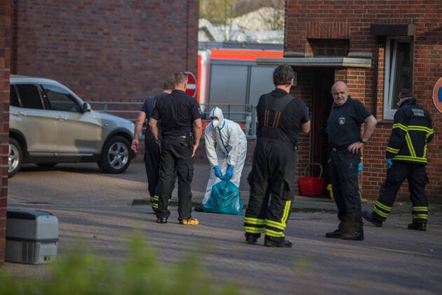 Erneuter Covid-19 Fall bei der Feuerwehr - Nebengebäude der Wache wird Dekontaminiert 08.04.20 - Hamburg: Erneut gibt es einen Covid-19 Verdachtsfall in den eigenen Reihen der Feuerwehr. Diesmal trifft es ein Nebengebäude der Feuer und Rettungswache 21 in Hamburg-Wandsbek. In dem ein Brandreferendar der Feuerwehr der nach einem New-York Urlaub Anfang März trozt negativem Corona test Fieber bekommen hat. Der Betroffene Feuerwehr Mann hatte keinen Kontakt zur Wachabteilung und geht nun in Häusliche Quarantäne in seine Heimatstadt Magdeburg. Die Freiwillige Feuerwehr Bramfeld rückte mit einer Dekontaminationseinheit an um das Feuerwehrgebäude zu Reinigen. Die Reinigungsarbeiten dauerten längere Zeit an. Da es sich bei dem Betroffenen Gebäude um ein Nebengebäude für externe Kräfte der Feuer und Rettungswache Handelt konnte di Copyright: xSebastianxPetersx