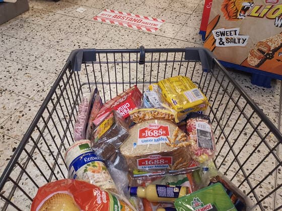 Warenkorb und Hinweis zum Abstand halten in einem Edeka-Supermarkt in Berlin snapshot-photography R.Price *** Shopping cart and note on keeping distance in an Edeka supermarket in Berlin snapshot photography R Price