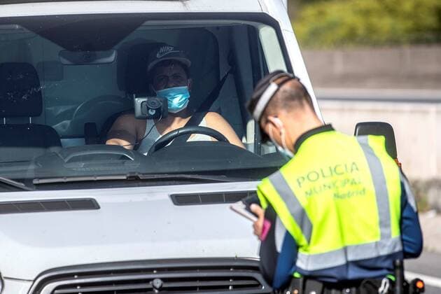 Spanish local police members carry on a security check for vehicles leaving during the Easter Break in Madrid, Spain, 08 April 2020. Spain faces the 25th consecutive day of mandatory home confinement in a bid to slow down the spread of the pandemic COVID-19 disease caused by the SARS-CoV-2 coronavirus. Coronavirus situation in Spain !ACHTUNG: NUR REDAKTIONELLE NUTZUNG!  Copyright: xRODRIGOxJIMENEZx GRAF7574 20200408-637219708035996038