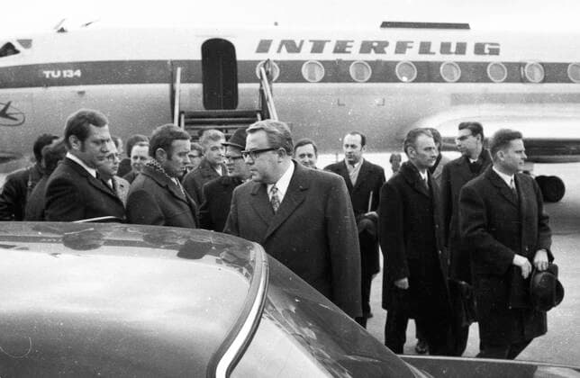 Unterzeichnung DDR-BRD Transitvertrag 1971 DEU, Deutschland, Bonn: Im Rahmen der Entspannungspolitik der SPD FDP-Koalition wurde in Bonn am 17.12.1971 der Transitvertrag von Michael Kohl ( DDR) und Egon Bahr ( BRD) unterzeichnet. DEU, Germany, Bonn: As part of the dÃ tente policy of the SPD FDP coalition, the Transit Agreement was signed in Bonn on 17 December 1971 by Michael Kohl (GDR) and Egon Bahr (FRG). NRW