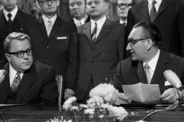 Unterzeichnung DDR-BRD Transitvertrag 1971 DEU, Deutschland, Bonn: Im Rahmen der Entspannungspolitik der SPD FDP-Koalition wurde in Bonn am 17.12.1971 der Transitvertrag von Michael Kohl ( DDR) und Egon Bahr ( BRD) unterzeichnet. DEU, Germany, Bonn: As part of the dÃ tente policy of the SPD FDP coalition, the Transit Agreement was signed in Bonn on 17 December 1971 by Michael Kohl (GDR) and Egon Bahr (FRG). NRW