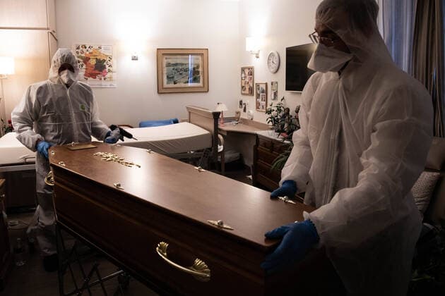 Paris, France, April 7, 2020 - Report inside the Santilly Funeral Home, which is currently facing the Coronavirus epidemic (Covid-19) - In the bedroom of a retirement home, two undertakers recover the body of a Coronavirus victim.  Copyright: xAlexisxSciardx