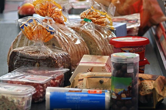 Waren kurz vor der Bezahlung BEARBEITET: Lebensmittel und Haushaltswaren liegen auf einem Laufband zur Kasse im Supermarkt Essen Nordrhein-Westfalen Deutschland *** Goods shortly before payment BEARBEITET Food and household goods lie on a treadmill to the checkout in the supermarket Essen Nordrhein Westfalen Germany