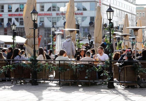 Crowded on the outdoor seating, Medborgarplatsen, Södermalm Stockholmers defy the call to avoid crowds in Corona times The Easter weekend starts in Sweden Stockholm, 2020 04 08 c Patrik C Österberg TT Code 2857 Stockholm Sweden x2857x,  Copyright: xPatrikxCxÖsterberg TTx Outdoor seating Stockholm