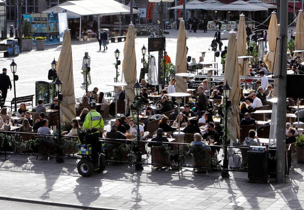 Crowded on the outdoor seating, Medborgarplatsen, Södermalm Stockholmers defy the call to avoid crowds in Corona times The Easter weekend starts in Sweden Stockholm, 2020 04 08 c Patrik C Österberg TT Code 2857 Stockholm Sweden x2857x,  Copyright: xPatrikxCxÖsterberg TTx Outdoor seating Stockholm