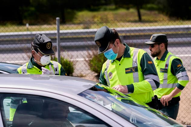 April 8, 2020, Madrid, Madrid, Spain: Guardia Civil officers enforcing confinement restrictions at a road control point to avoid unjustified movements during Easter as a preventive measure against the spread of corona virus disease. Madrid Spain - ZUMAs197 20200408_zaa_s197_089 Copyright: xLeganxP.xMacex