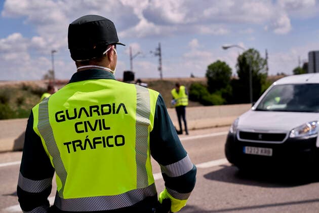 April 8, 2020, Madrid, Madrid, Spain: A Guardia Civil officer enforcing confinement restrictions at a road control point to avoid unjustified movements during Easter as a preventive measure against the spread of corona virus disease. Madrid Spain - ZUMAs197 20200408_zaa_s197_094 Copyright: xLeganxP.xMacex