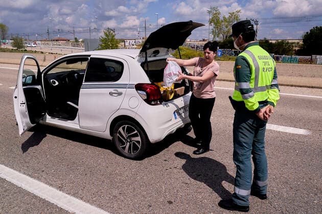 April 8, 2020, Madrid, Madrid, Spain: A Guardia Civil officer enforcing confinement restrictions at a road control point to avoid unjustified movements during Easter as a preventive measure against the spread of corona virus disease. Madrid Spain - ZUMAs197 20200408_zaa_s197_093 Copyright: xLeganxP.xMacex