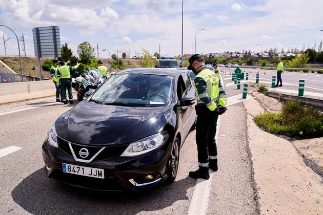 April 8, 2020, Madrid, Madrid, Spain: A Guardia Civil officer enforcing confinement restrictions at a road control point to avoid unjustified movements during Easter as a preventive measure against the spread of corona virus disease. Madrid Spain - ZUMAs197 20200408_zaa_s197_097 Copyright: xLeganxP.xMacex