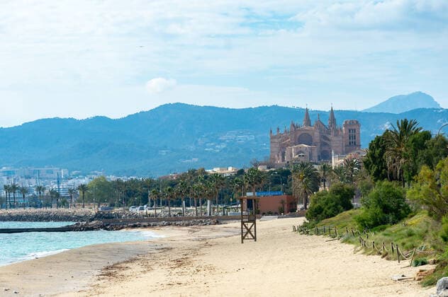 20200408 Palma de Mallorca under Corona Close down PALMA DE MALLORCA, SPAIN - APRIL 8 2020 : View over the beach from Portixol to the Cathedral of Palma de Mallorca at - Palma de Mallorca under Corona Close down on April 8, 2020 in Palma de Mallorca, . Palma de Mallorca Baleares Spain