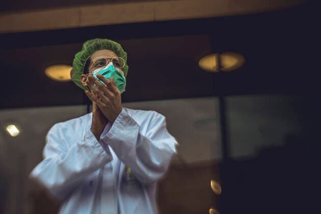 April 8, 2020, Barcelona, Catalonia, Spain: Health care staff of the Plato Clinic applaud and wave to people on their balconies who acknowledge their hard work fighting COVID-19 in a daily ritual at the evening of the 25th day of a nationwide lockdown due to the continuous spread of the virus. Spain registered again over 700 fatalities in one day and the death toll is heading towards 15000 with no end at sight. Barcelona Spain - ZUMAo105 20200408_zap_o105_001 Copyright: xMatthiasxOesterlex