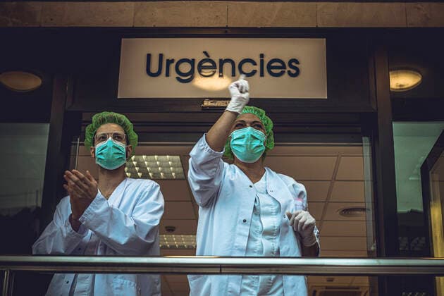 April 8, 2020, Barcelona, Catalonia, Spain: Health care staff of the Plato Clinic applaud and wave to people on their balconies who acknowledge their hard work fighting COVID-19 in a daily ritual at the evening of the 25th day of a nationwide lockdown due to the continuous spread of the virus. Spain registered again over 700 fatalities in one day and the death toll is heading towards 15000 with no end at sight. Barcelona Spain - ZUMAo105 20200408_zap_o105_008 Copyright: xMatthiasxOesterlex