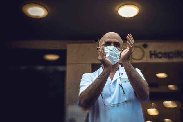 April 8, 2020, Barcelona, Catalonia, Spain: Health care staff of the Plato Clinic applaud and wave to people on their balconies who acknowledge their hard work fighting COVID-19 in a daily ritual at the evening of the 25th day of a nationwide lockdown due to the continuous spread of the virus. Spain registered again over 700 fatalities in one day and the death toll is heading towards 15000 with no end at sight. Barcelona Spain - ZUMAo105 20200408_zap_o105_009 Copyright: xMatthiasxOesterlex