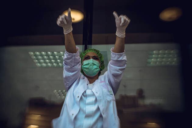 News Bilder des Tages April 8, 2020, Barcelona, Catalonia, Spain: Health care staff of the Plato Clinic applaud and wave to people on their balconies who acknowledge their hard work fighting COVID-19 in a daily ritual at the evening of the 25th day of a nationwide lockdown due to the continuous spread of the virus. Spain registered again over 700 fatalities in one day and the death toll is heading towards 15000 with no end at sight. Barcelona Spain - ZUMAo105 20200408_zap_o105_011 Copyright: xMatthiasxOesterlex