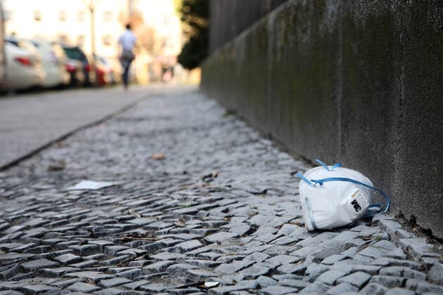 08.04.2020, Berlin - Deutschland. Corona-Krise, eine Atemschutzmaske liegt weggeworfen auf der Straße.
