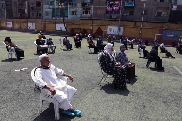 (200408) -- CAIRO, April 8, 2020 (Xinhua) -- Senior citizens keep distance as they wait to receive their pension at a youth center on the outskirts of northern Cairo, Egypt, on April 8, 2020. The Egyptian Health Ministry reported on Wednesday 110 new cases and nine deaths of COVID-19, raising the total number of cases in the country to 1,560, including 103 deaths. (Xinhua Ahmed Gomaa) EGYPT-CAIRO-COVID-19 