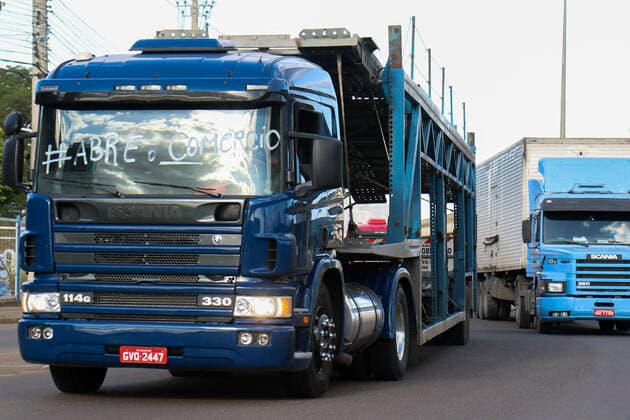 April 8, 2020, Porto Alegre, Rio Grande do Sul, Brasil: (INT) Covid-19:Protest of truck drivers. April 8,2020,Porto Alegre,Rio Grande de Sul,Brazil:Truck drivers protest asking for the reopening of shops and businesses in Porto Alegre City as they are being affected economically. Brazil is still under stay at home,closure of businesses and isolation order issued by the government in order to stop the spread of Coronavirus. ..Credit: Thenews2 Porto Alegre Brasil - ZUMAn293 20200408_znp_n293_020 Copyright: xFernandoxAlvesx