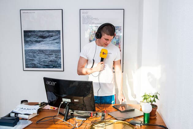 Journalist, Blogger und Radio-Moderator Florian Prokop sendet ein Radiobeitrag aus seinem Home-Office in Berlin am 8. April 2020. Um die Verbreitung des Coronavirus (SARS-CoV-2) zu verlangsamen beschlossen Bund und Laender weitere Restriktionen. Nachdem Museen, Theatern, Sportveranstaltungen usw verboten wurden sind seit einigen Tagen weitere verschaerfte Massnahmen in Kraft getreten wie z.B. Verbot von Versammlungen in der Oeffentlichkeit mit mehr als zwei Personen, Einhaltung von Mindestabstand zwischen Personen und Schliessung von Gastronomiebetrieben mit Ausnahme von Abholung und Lieferung. Wie viele andere Selbstaendige arbeitet auch Florian wegen des Coronavirus von zu Hause. Coronavirus in Berlin
