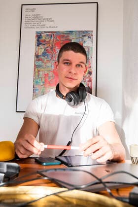Journalist, Blogger und Radio-Moderator Florian Prokop sendet ein Radiobeitrag aus seinem Home-Office in Berlin am 8. April 2020. Um die Verbreitung des Coronavirus (SARS-CoV-2) zu verlangsamen beschlossen Bund und Laender weitere Restriktionen. Nachdem Museen, Theatern, Sportveranstaltungen usw verboten wurden sind seit einigen Tagen weitere verschaerfte Massnahmen in Kraft getreten wie z.B. Verbot von Versammlungen in der Oeffentlichkeit mit mehr als zwei Personen, Einhaltung von Mindestabstand zwischen Personen und Schliessung von Gastronomiebetrieben mit Ausnahme von Abholung und Lieferung. Wie viele andere Selbstaendige arbeitet auch Florian wegen des Coronavirus von zu Hause. Coronavirus in Berlin