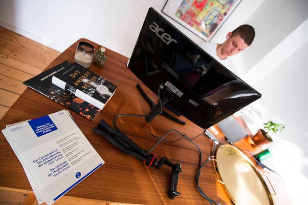 Journalist, Blogger und Radio-Moderator Florian Prokop sendet ein Radiobeitrag aus seinem Home-Office in Berlin am 8. April 2020. Um die Verbreitung des Coronavirus (SARS-CoV-2) zu verlangsamen beschlossen Bund und Laender weitere Restriktionen. Nachdem Museen, Theatern, Sportveranstaltungen usw verboten wurden sind seit einigen Tagen weitere verschaerfte Massnahmen in Kraft getreten wie z.B. Verbot von Versammlungen in der Oeffentlichkeit mit mehr als zwei Personen, Einhaltung von Mindestabstand zwischen Personen und Schliessung von Gastronomiebetrieben mit Ausnahme von Abholung und Lieferung. Wie viele andere Selbstaendige arbeitet auch Florian wegen des Coronavirus von zu Hause. Coronavirus in Berlin