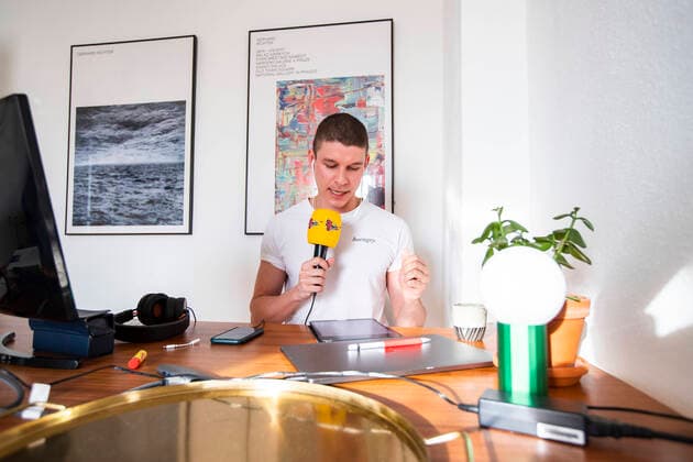Journalist, Blogger und Radio-Moderator Florian Prokop sendet ein Radiobeitrag aus seinem Home-Office in Berlin am 8. April 2020. Um die Verbreitung des Coronavirus (SARS-CoV-2) zu verlangsamen beschlossen Bund und Laender weitere Restriktionen. Nachdem Museen, Theatern, Sportveranstaltungen usw verboten wurden sind seit einigen Tagen weitere verschaerfte Massnahmen in Kraft getreten wie z.B. Verbot von Versammlungen in der Oeffentlichkeit mit mehr als zwei Personen, Einhaltung von Mindestabstand zwischen Personen und Schliessung von Gastronomiebetrieben mit Ausnahme von Abholung und Lieferung. Wie viele andere Selbstaendige arbeitet auch Florian wegen des Coronavirus von zu Hause. Coronavirus in Berlin