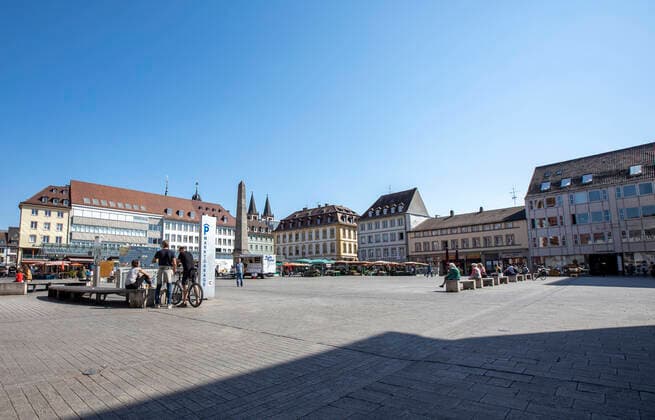 Wuerzburg, City, 08.04.2020, Coronavirus, Katastrophenfall in Bayern, Ausgangsbeschraenkungen Bild: Bei strahlendem Sonnenschein und über 20° sind in den Gassen in Wuerzburg kaum Menschen unterwegs, Copyright: HMBxMedia xHeikoxBecker