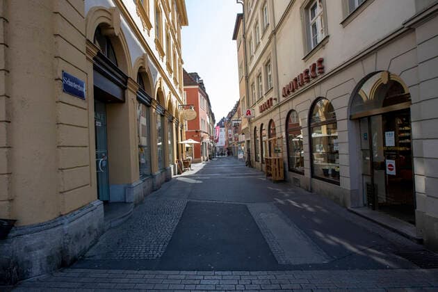 Wuerzburg, City, 08.04.2020, Coronavirus, Katastrophenfall in Bayern, Ausgangsbeschraenkungen Bild: Bei strahlendem Sonnenschein und über 20° sind in den Gassen in Wuerzburg kaum Menschen unterwegs, Copyright: HMBxMedia xHeikoxBecker