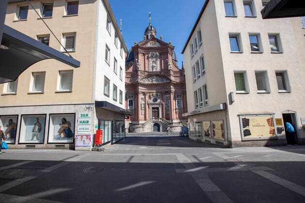 Wuerzburg, City, 08.04.2020, Coronavirus, Katastrophenfall in Bayern, Ausgangsbeschraenkungen Bild: Bei strahlendem Sonnenschein und über 20° sind in den Gassen in Wuerzburg kaum Menschen unterwegs, Copyright: HMBxMedia xHeikoxBecker
