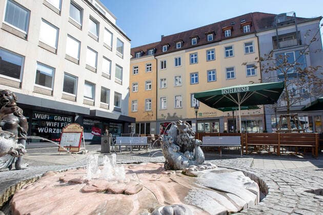 Wuerzburg, City, 08.04.2020, Coronavirus, Katastrophenfall in Bayern, Ausgangsbeschraenkungen Bild: Bei strahlendem Sonnenschein und über 20° sind in den Gassen in Wuerzburg kaum Menschen unterwegs, der Biergarten beim Sternbäck Copyright: HMBxMedia xHeikoxBecker