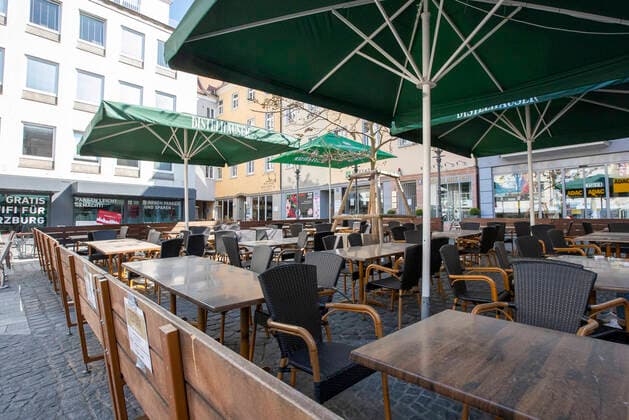 Wuerzburg, City, 08.04.2020, Coronavirus, Katastrophenfall in Bayern, Ausgangsbeschraenkungen Bild: Bei strahlendem Sonnenschein und über 20° sind in den Gassen in Wuerzburg kaum Menschen unterwegs, der Biergarten beim Sternbäck Copyright: HMBxMedia xHeikoxBecker