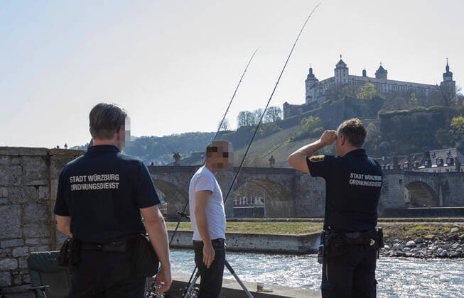 Wuerzburg, City, 08.04.2020, Coronavirus, Katastrophenfall in Bayern, Ausgangsbeschraenkungen Bild: Das Ordnungsamt kontrolliert am Mainkai in Würzburg die Ausgangsbeschränkungen der Bayerischen Staatsregierung. Copyright: HMBxMedia xHeikoxBecker